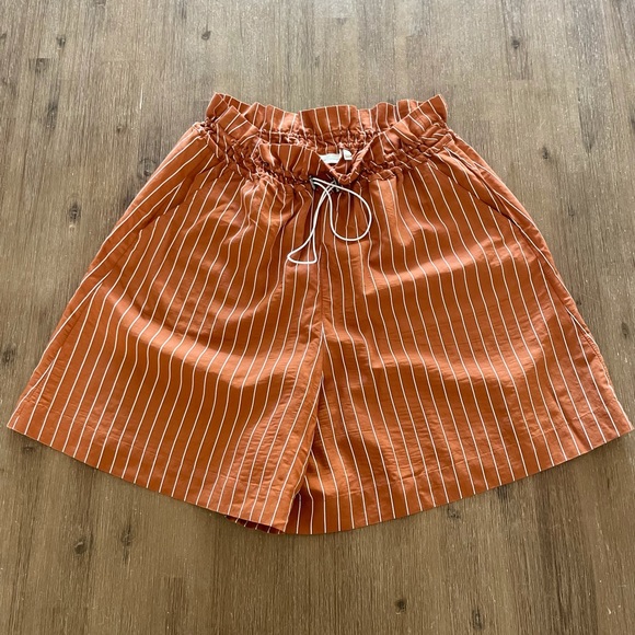 IN WEAR Wide-Leg Stripe Shorts - Picture 3 of 3